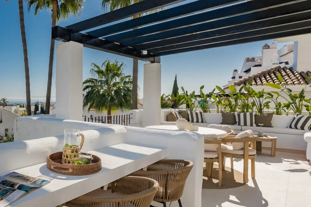 Duplex penthouse with panoramic sea views in Nueva Andalucía